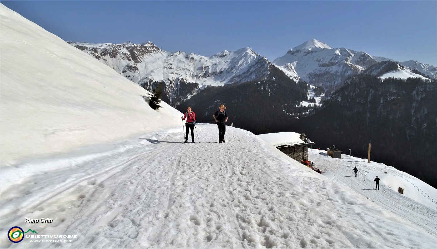 41 La salita continua ...panoramica e baciata dal sole.JPG -                                